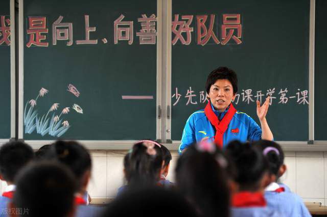 许多人面对困境和挑战时，都会感到焦虑与不安，喜剧却更多地带给我们正面的批判，用笑声解构了最强大的;对面，而《变身萌妹》也正是因为团队人员有了这种不服输、开朗、坚韧的做事风格，宁可自己苦一点也要呈现给观众最完美的喜剧